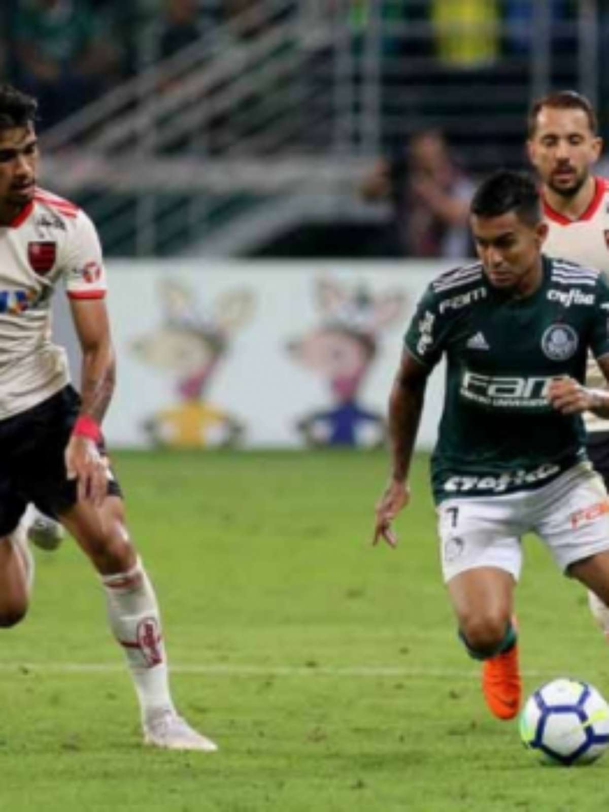 Palmeiras x Flamengo: jogo é paralisado duas vezes no primeiro tempo após  briga