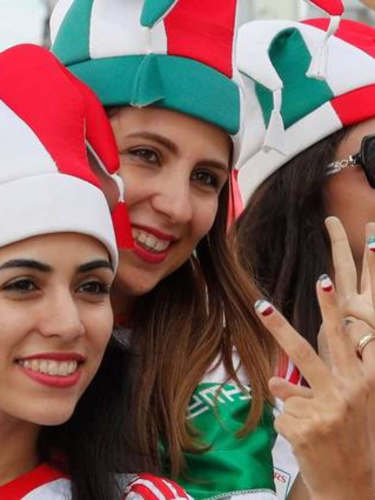 Mulheres iranianas assistem a jogo da 1ª divisão de futebol pela