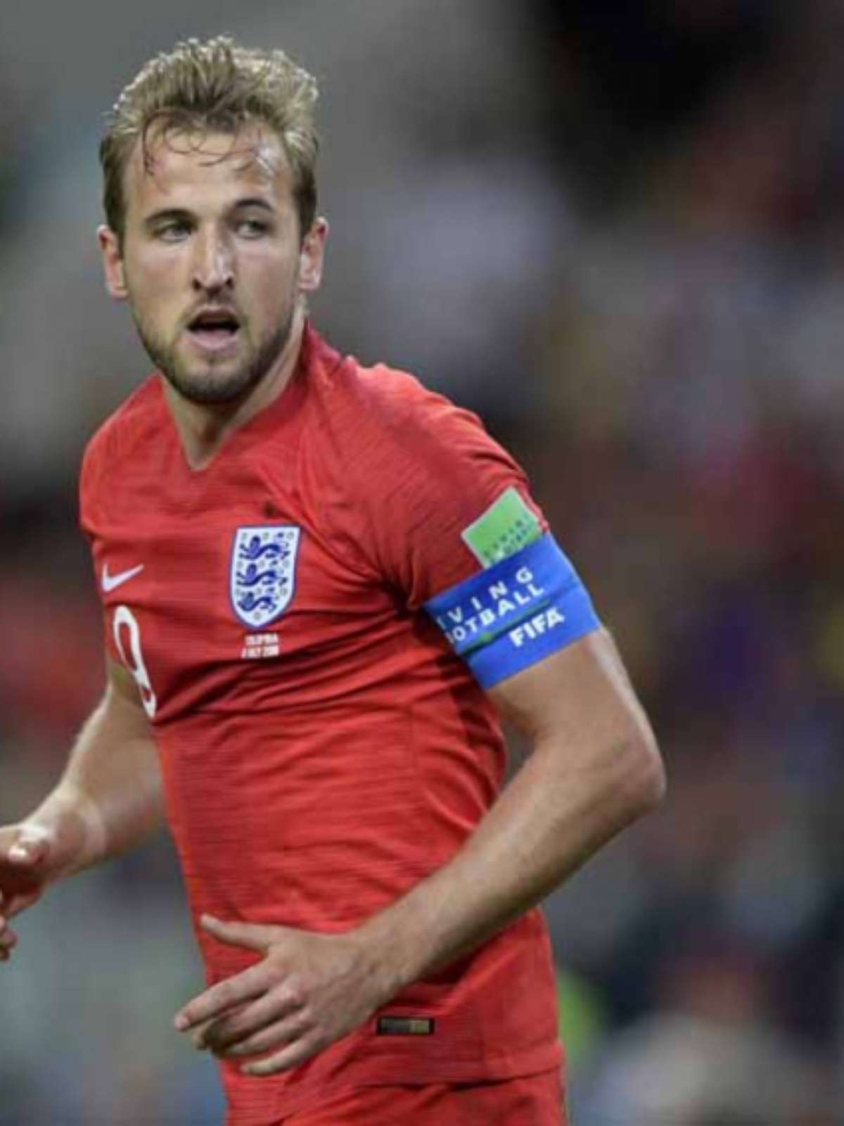 Harry Kane da Inglaterra disputa a bola com jogadores do Panama realizada  neste domingo, 24, no