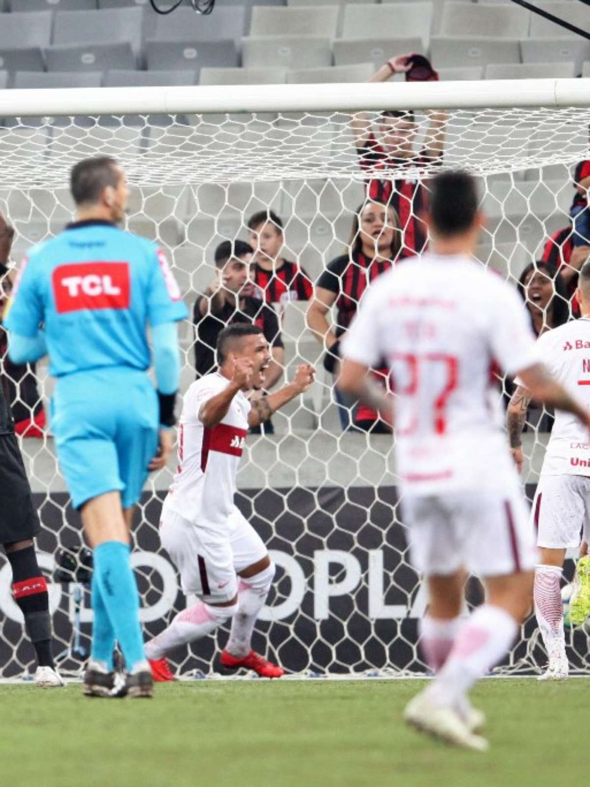 Athletico-PR e Internacional empatam sem gols e não colam na