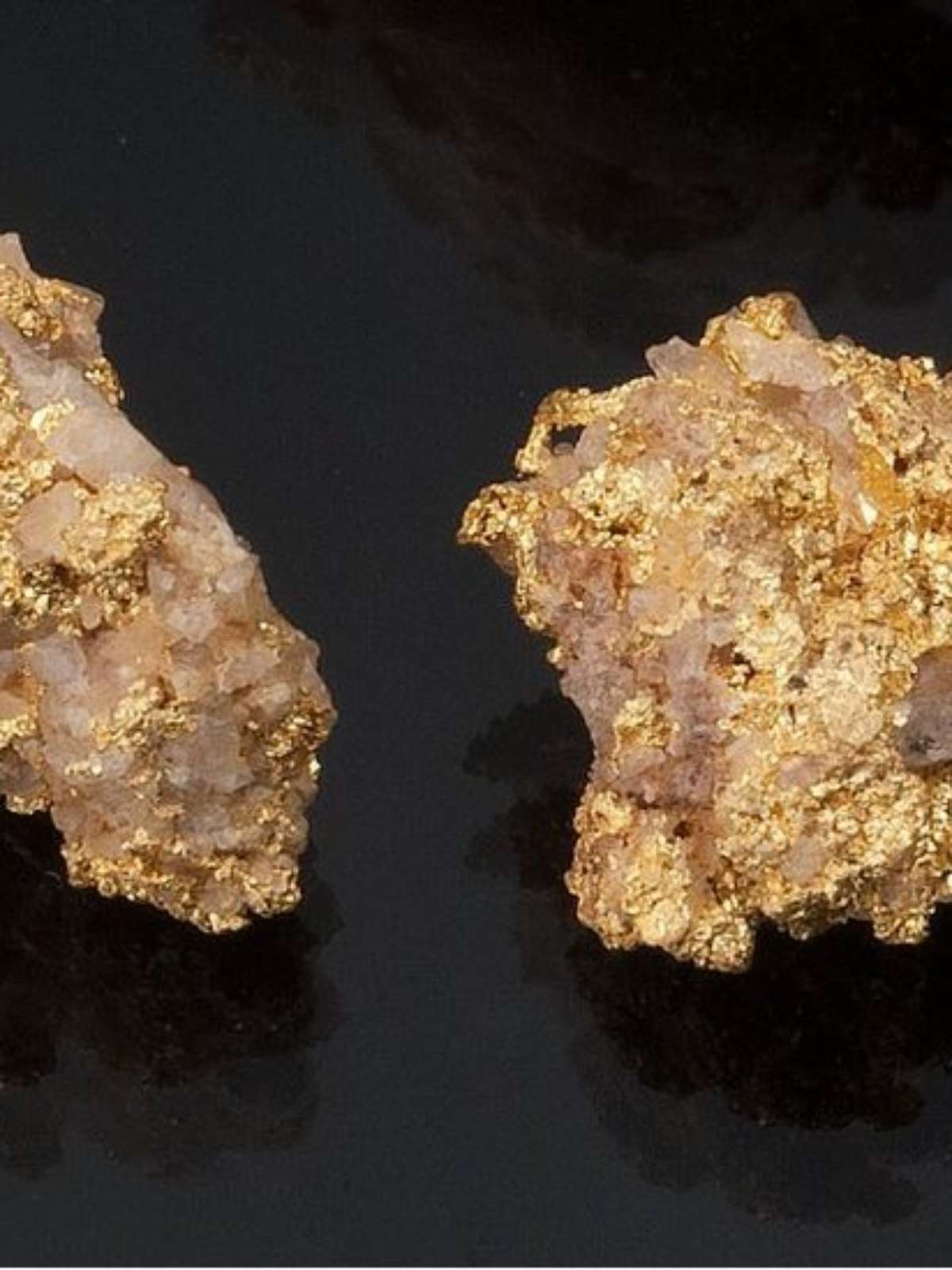 Nuggets De Mina De Ouro. Objeto De Mineração De Minério Precioso