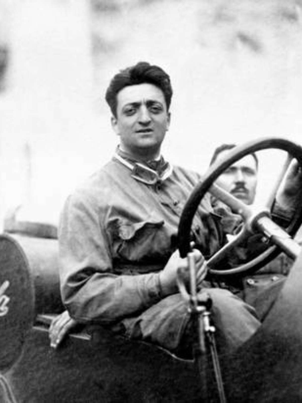 Esquerda Enzo Ferrari, fundador da ferrari que morreu em 1988. A