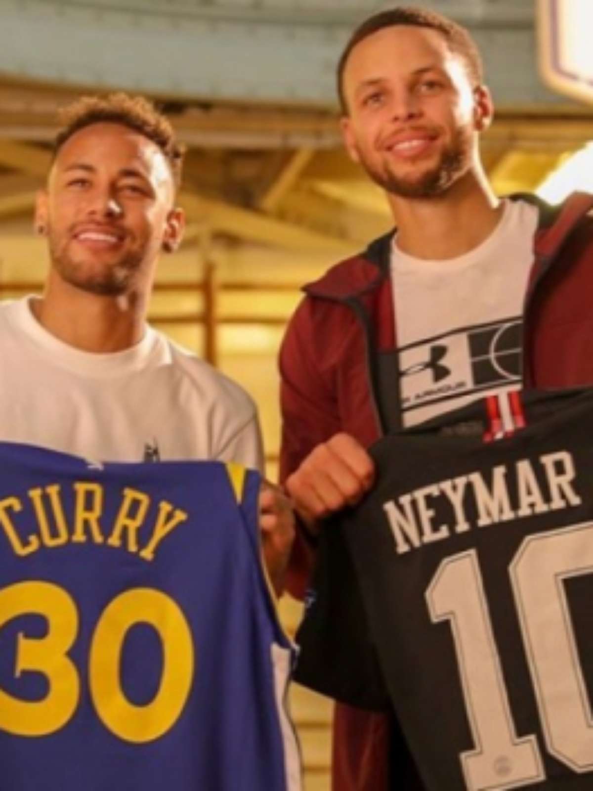 Encontro histórico reúne Neymar e Stephen Curry na quadra de basquete mais  antiga do mundo