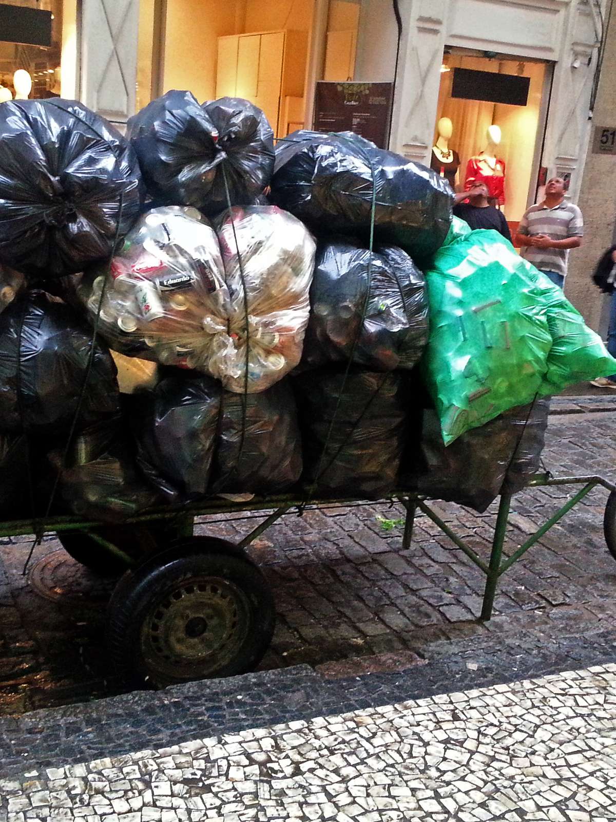 Coletores de material reciclável enfrentam fome e exploração