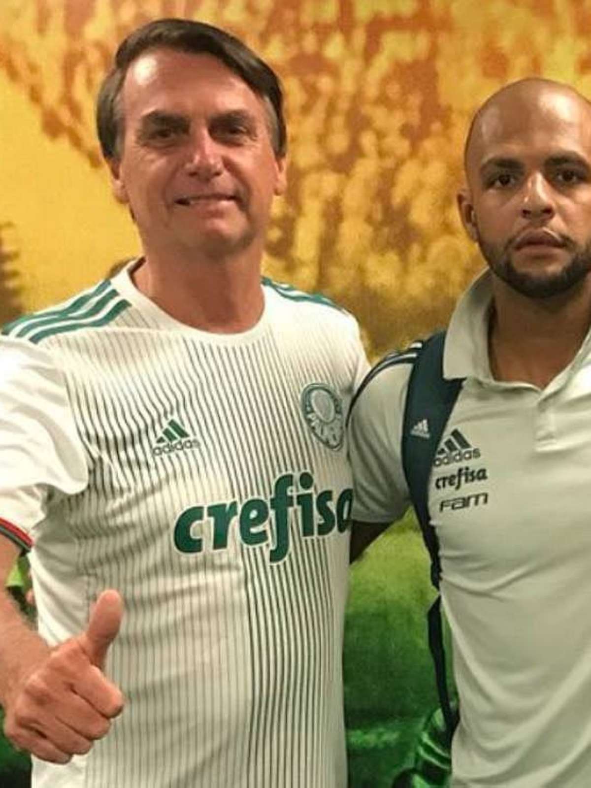 Bolsonaro ao lado de jogador do Palmeiras. Foto publicada no perfil de