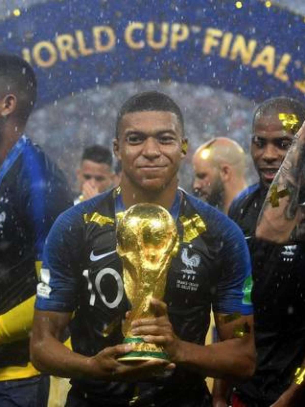 Assistir Copa do Mundo 2018 - França faz a festa com a taça de campeão da  Copa do Mundo de 2018 online