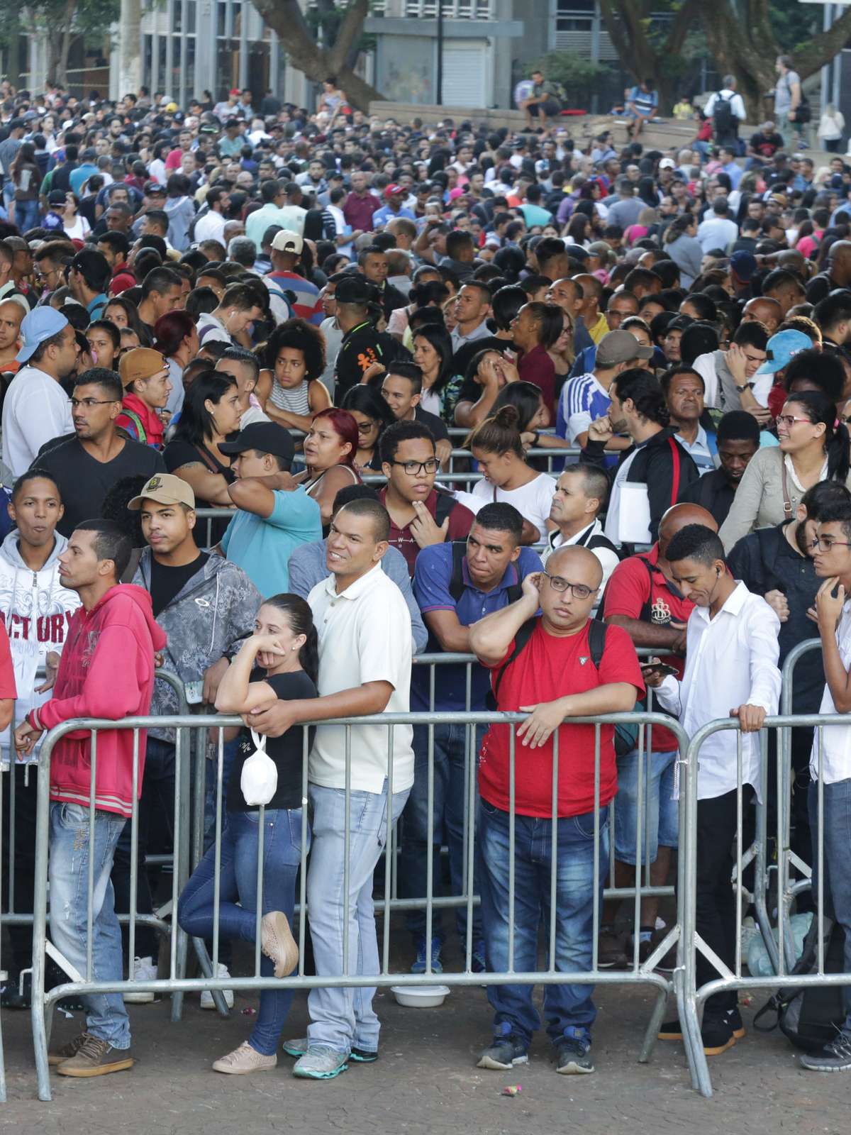 Centenas de pessoas formam fila para mutirão de emprego em