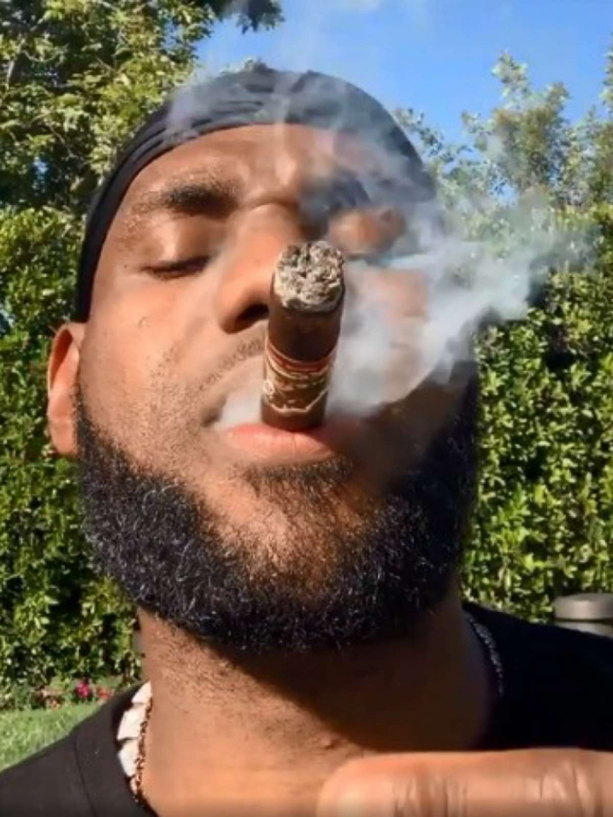 Fora das finais da NBA, Lebron James posta vídeo fumando charuto