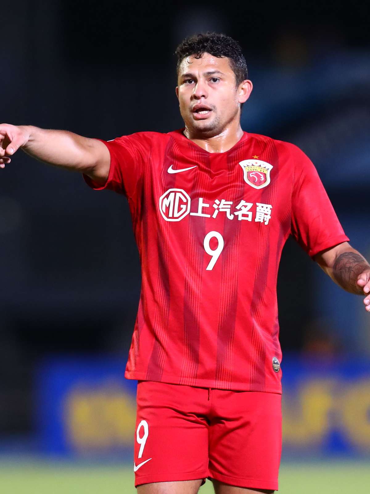 Procurado pelo Palmeiras, Elkeson 'virou chinês' com títulos e