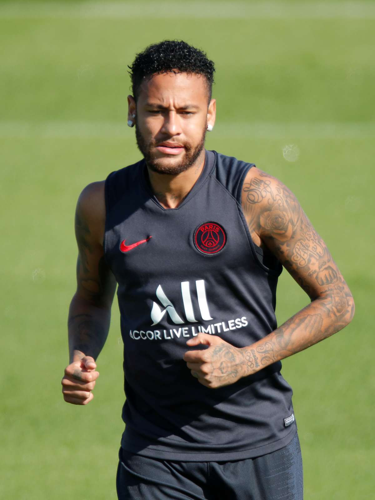 Recuperado, Neymar é relacionado no PSG e deve voltar a jogar após