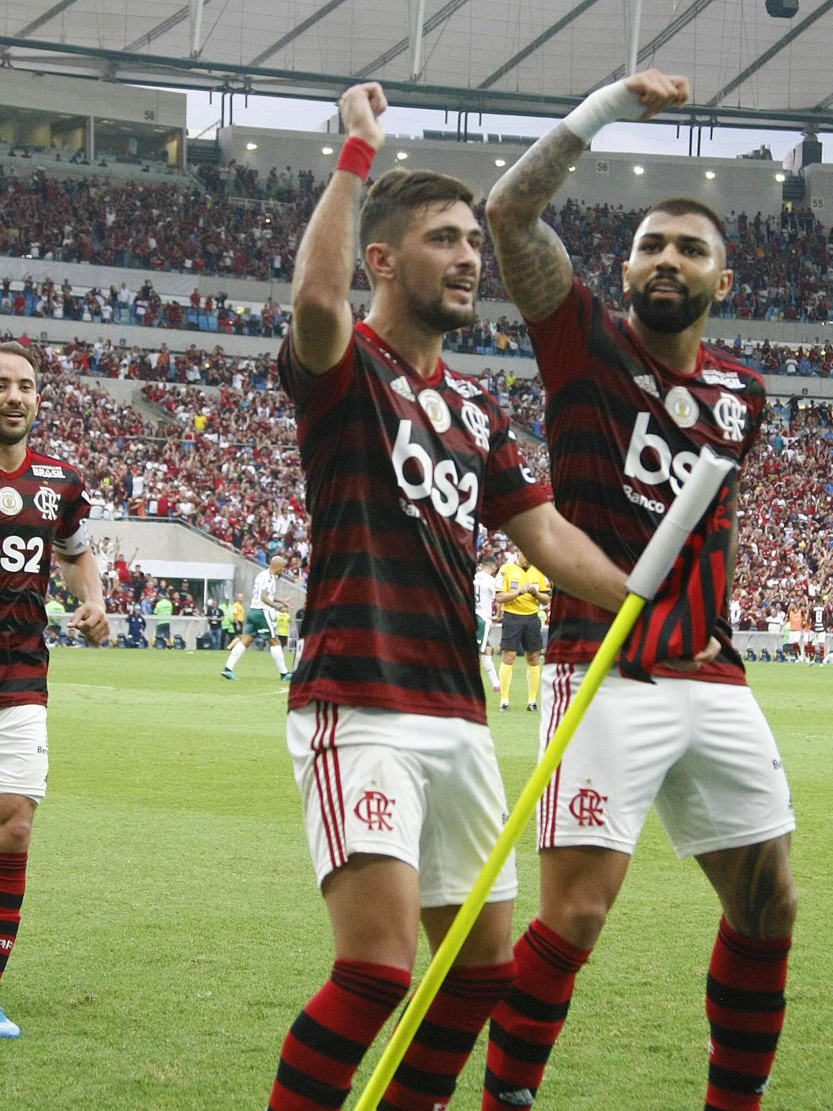 Autor de golaço, Jean Carlos celebra classificação do Fla na