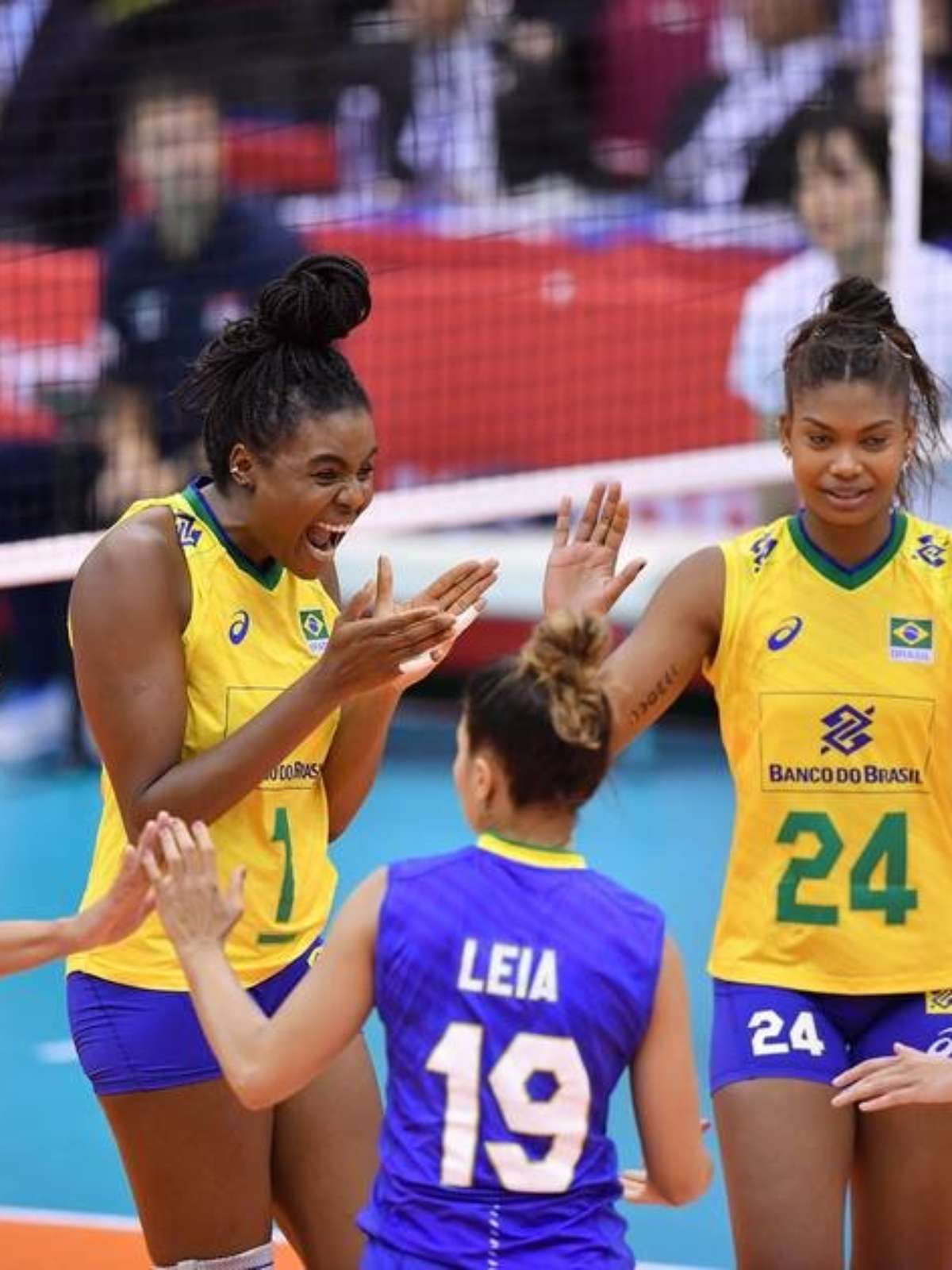 No tie-break, seleção brasileira feminina de vôlei bate o Japão e