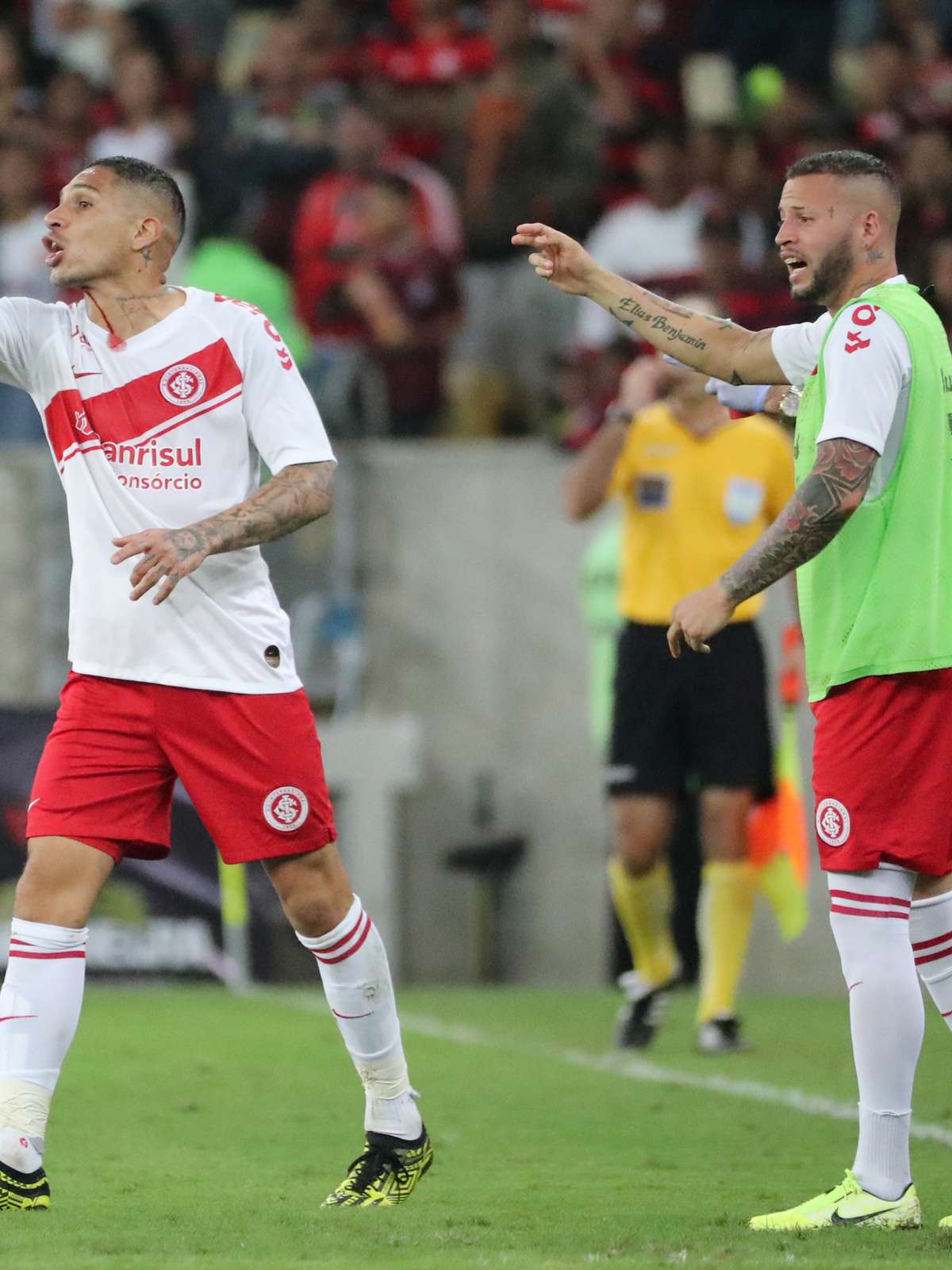 Um mês após vice da Copa do Brasil, Guerrero recebe prêmios de artilheiro e melhor  jogador