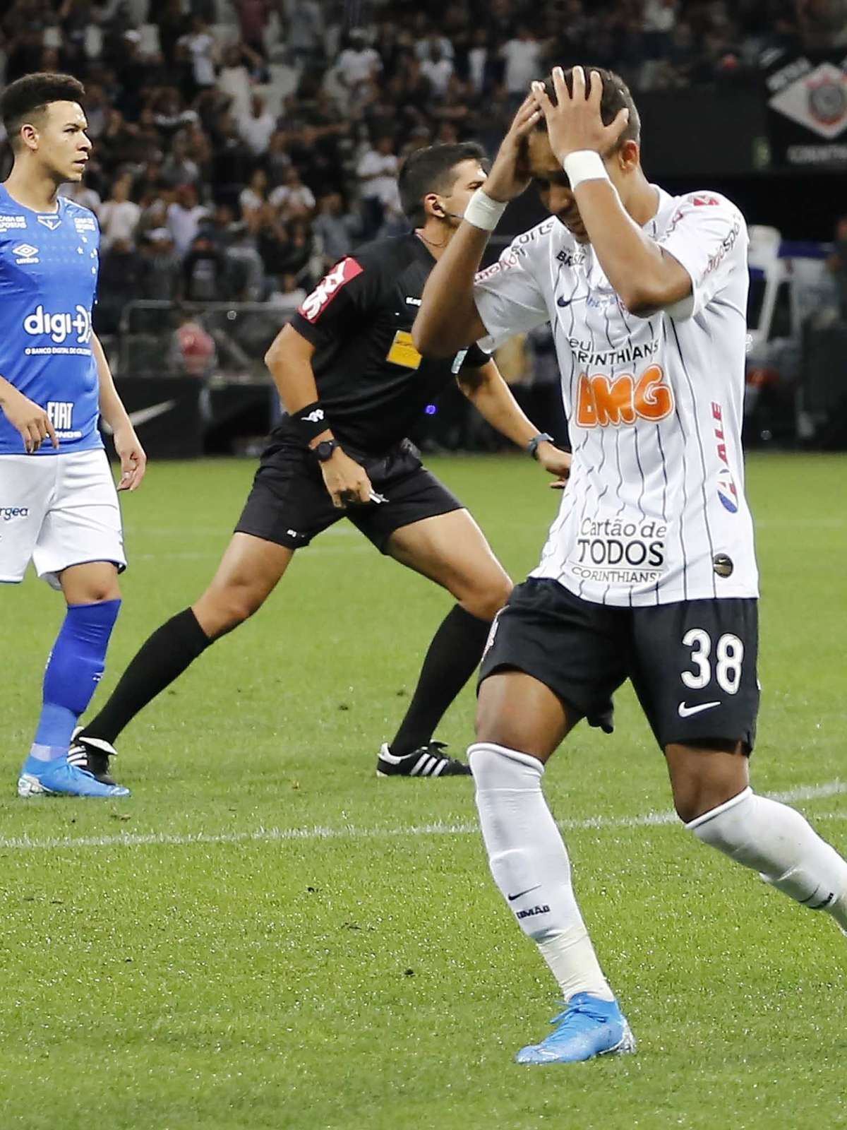 Histórico de duelo contra o Cruzeiro coloca Corinthians com um pé