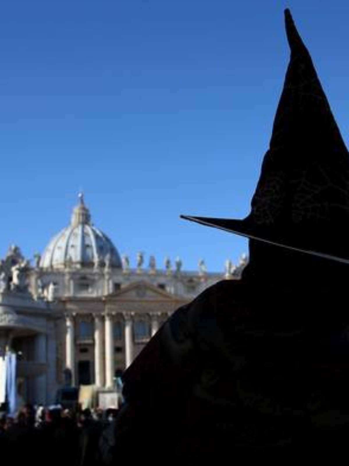 Befana Com Vassoura-de-bruxa Sobre Fundo Branco. Fantasia Tradicional De  Bruxa Para O Dia Da Epifania Italiana Foto de Stock - Imagem de feriado,  divertimento: 238136202