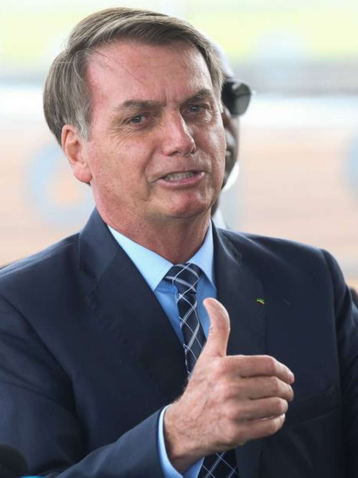 Bolsonaro cumprimenta populares no Palácio da Alvorada