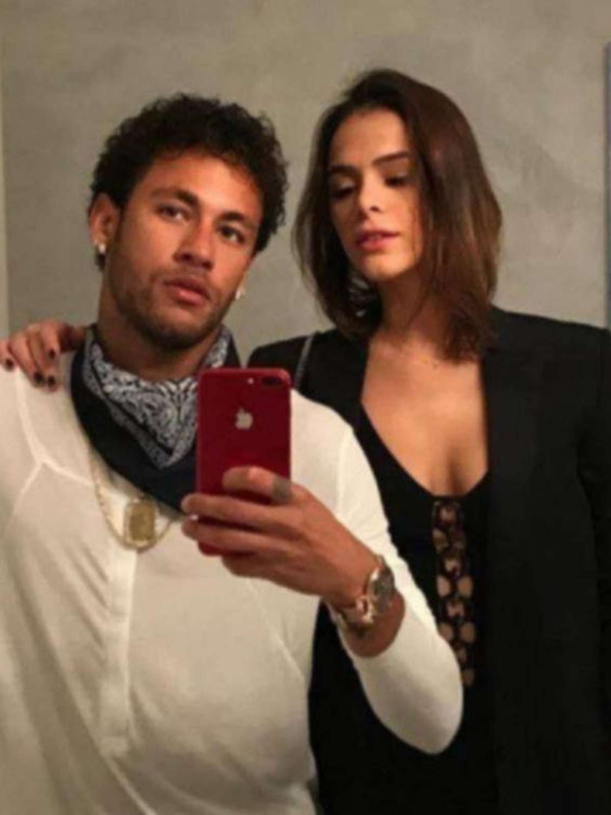 Neymar acende suspeitas de namoro com atriz americana