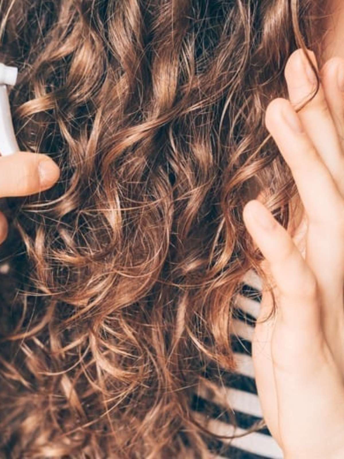 8 truques simples para deixar o seu cabelo cacheado em casa