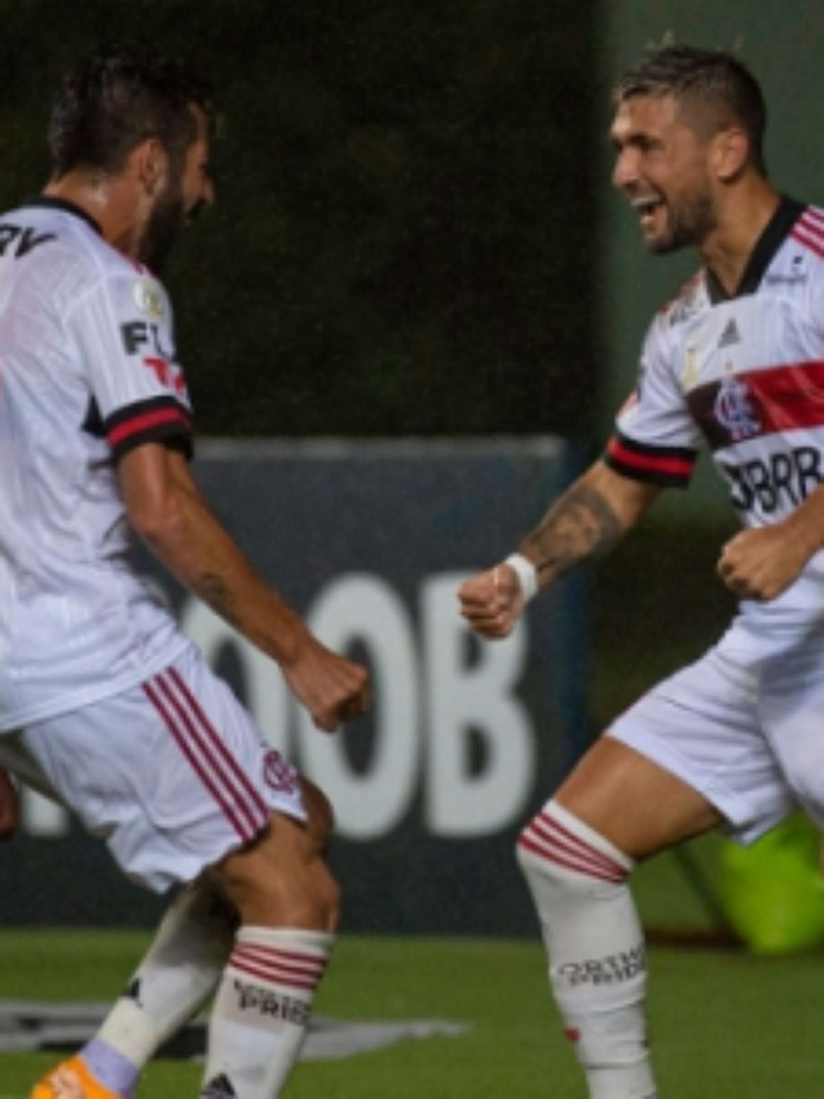 Flamengo anuncia o lateral-direito Mauricio Isla, novo camisa 44 - Lance!