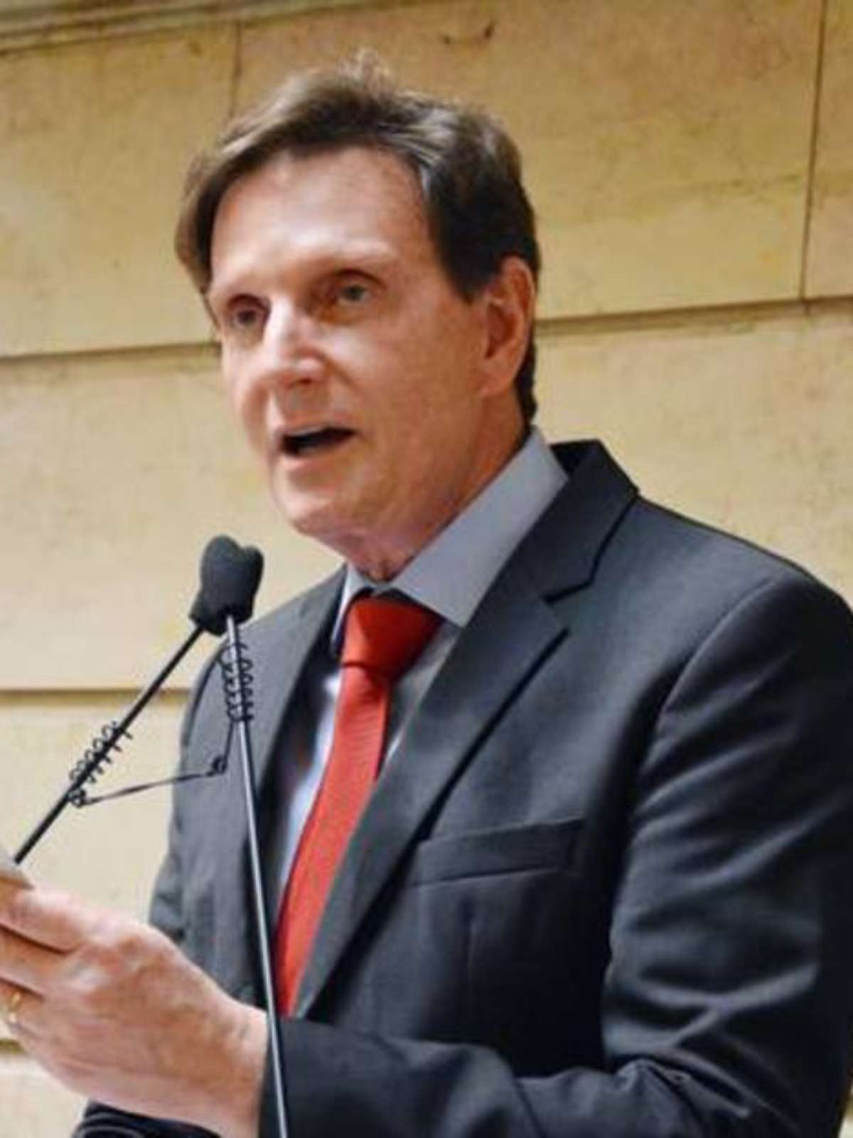 Sem máscara, Bolsonaro joga sinuca e provoca aglomeração no Ceará