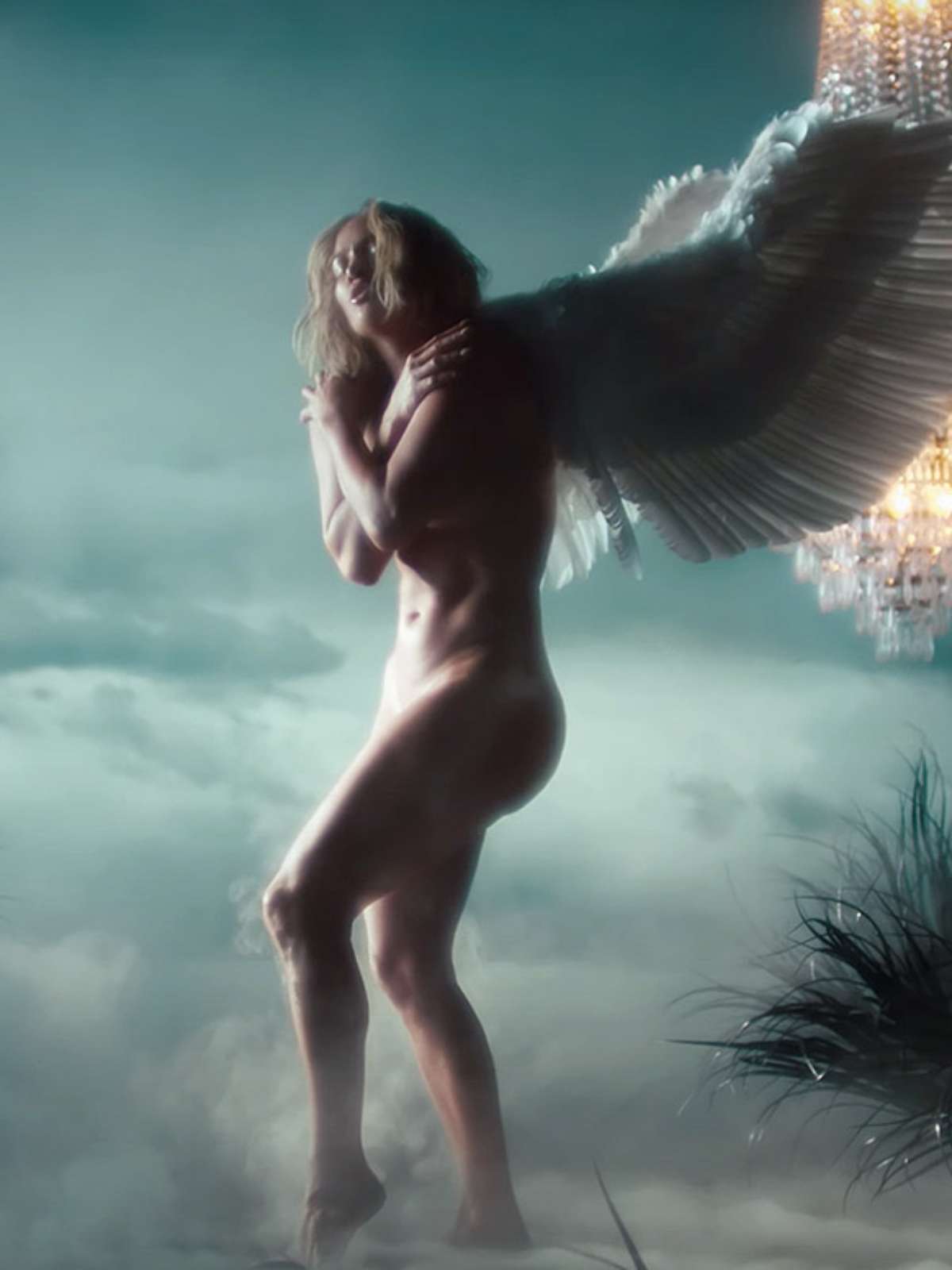 Jennifer Lopez aparece nua e com asas de anjo em novo clipe