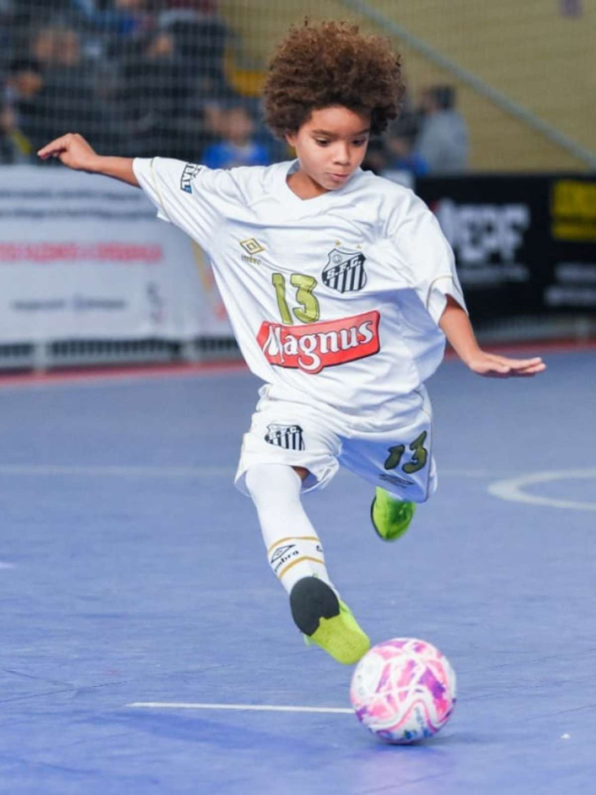 Treinamento futsal de futebol para crianças. Jovem jogador de