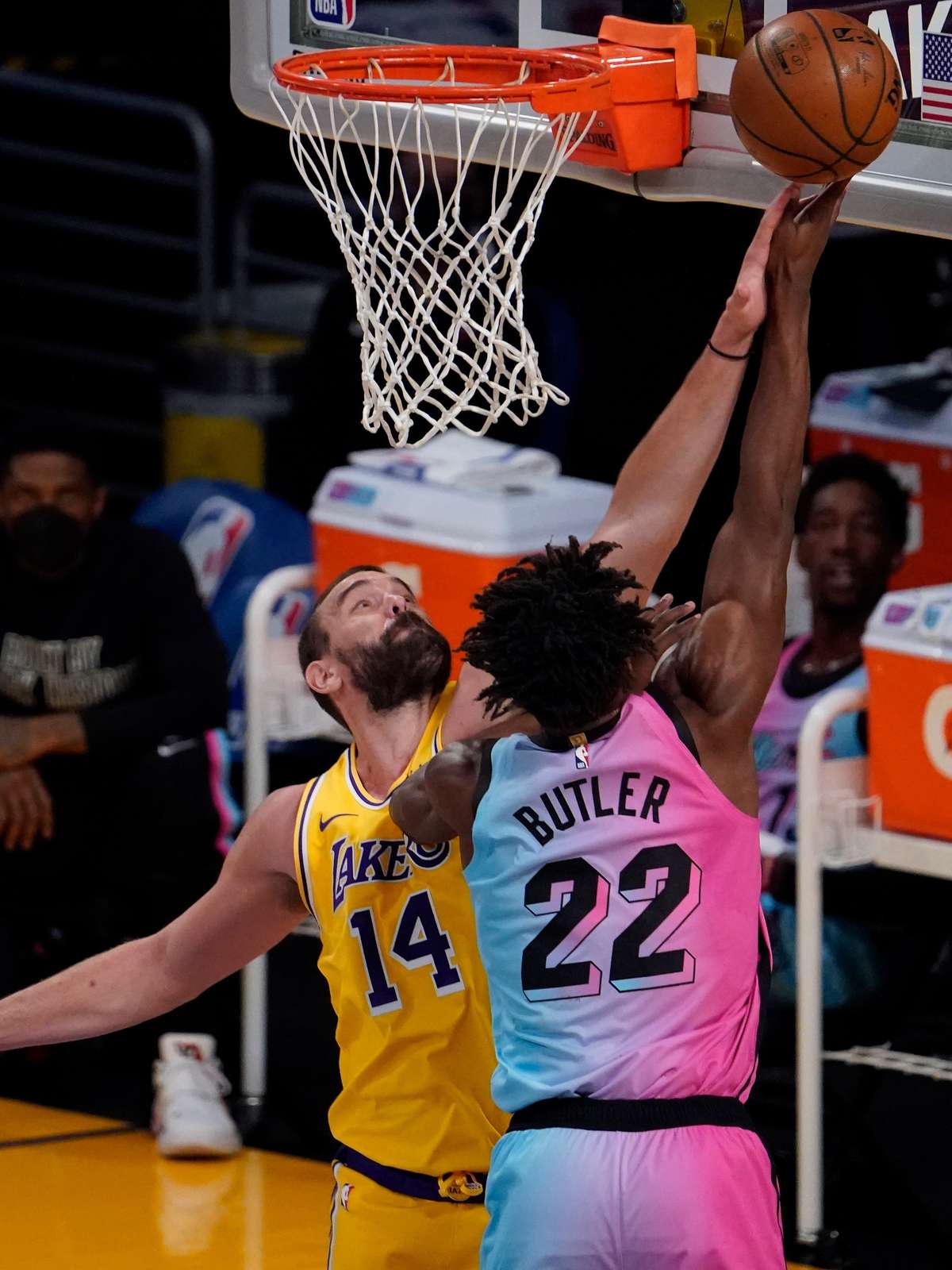 NBA tem noite de viradas e vitórias de Lakers, Nets e Heat; veja