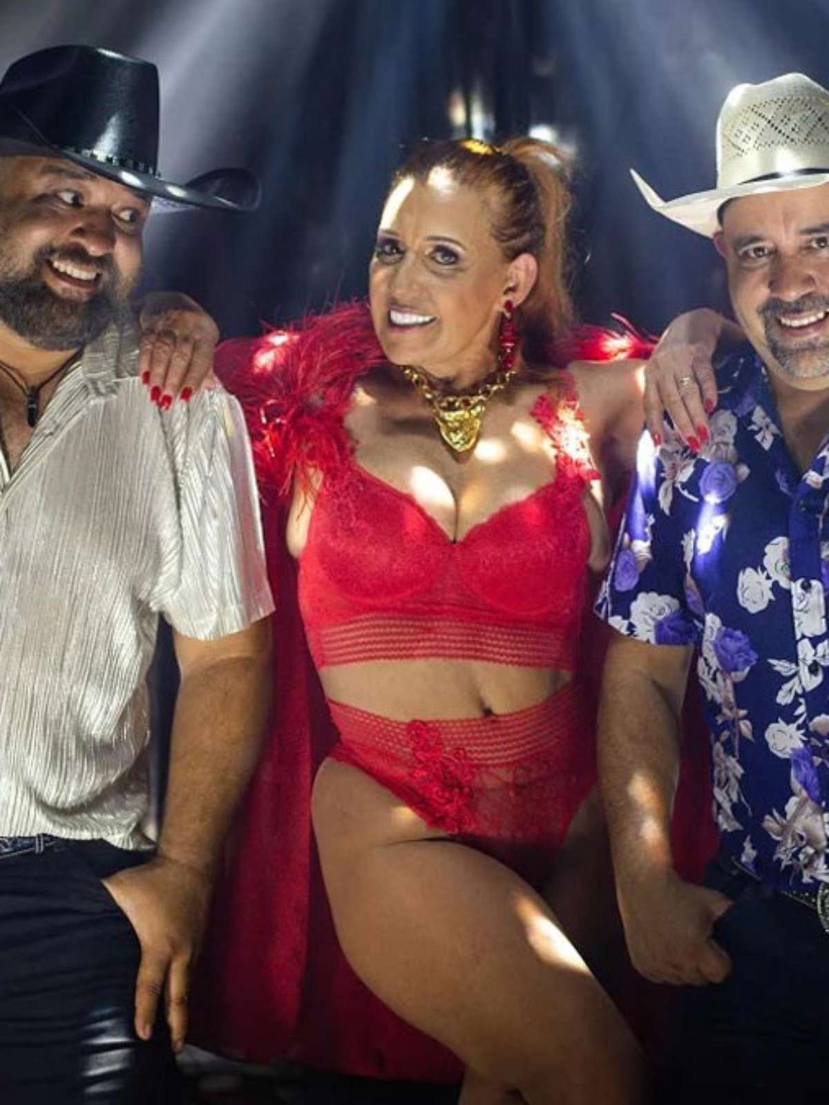 Rita Cadillac estrela dois clipes musicais na mesma semana