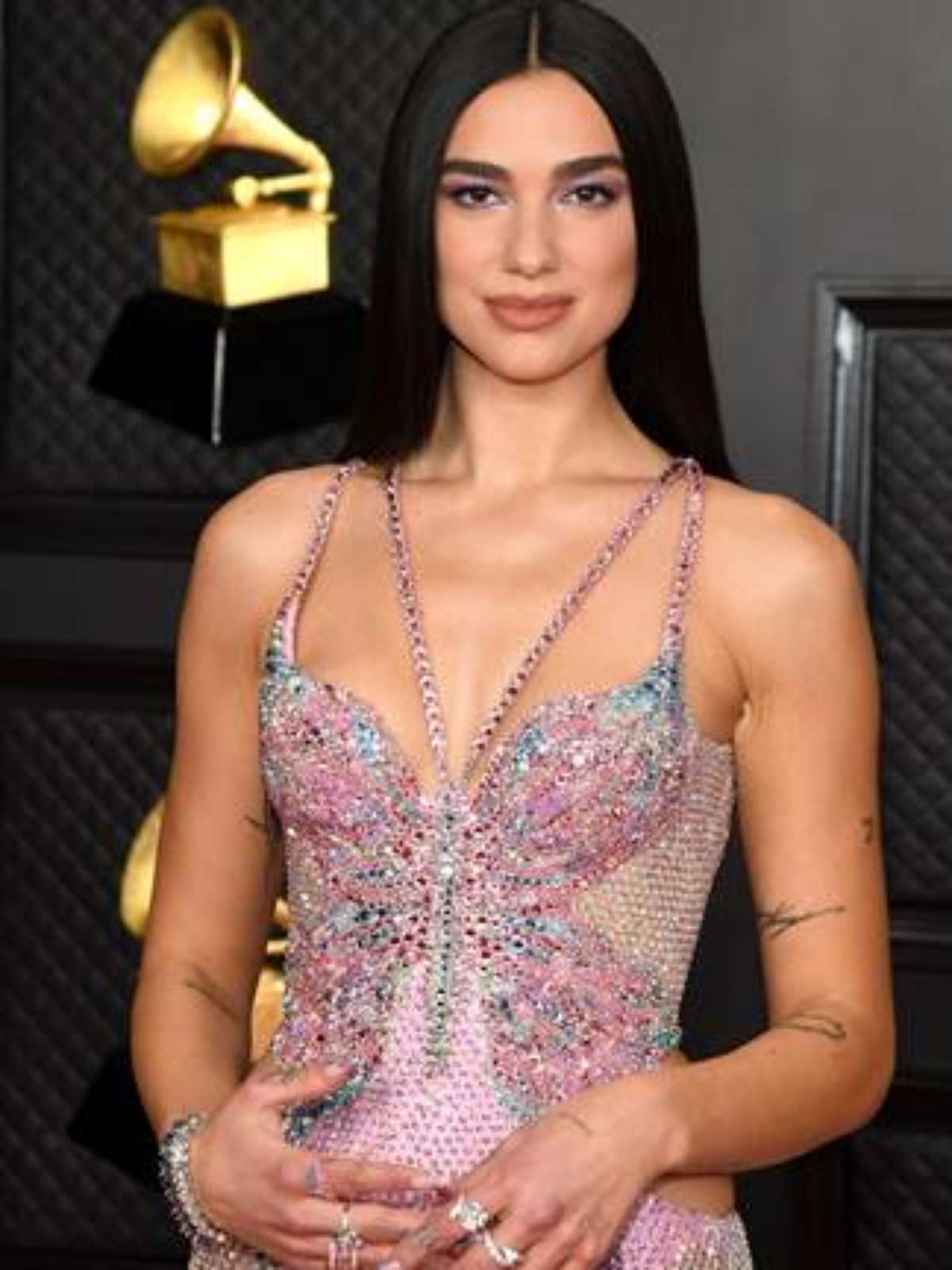 Grammy 2021: Dua Lipa brilha em 3 looks repletos de cristais