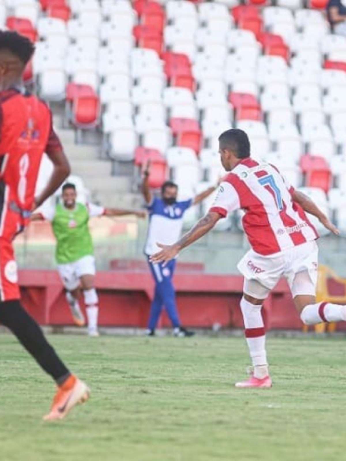 Camutanga celebra marca de 100 jogos com a camisa do Náutico