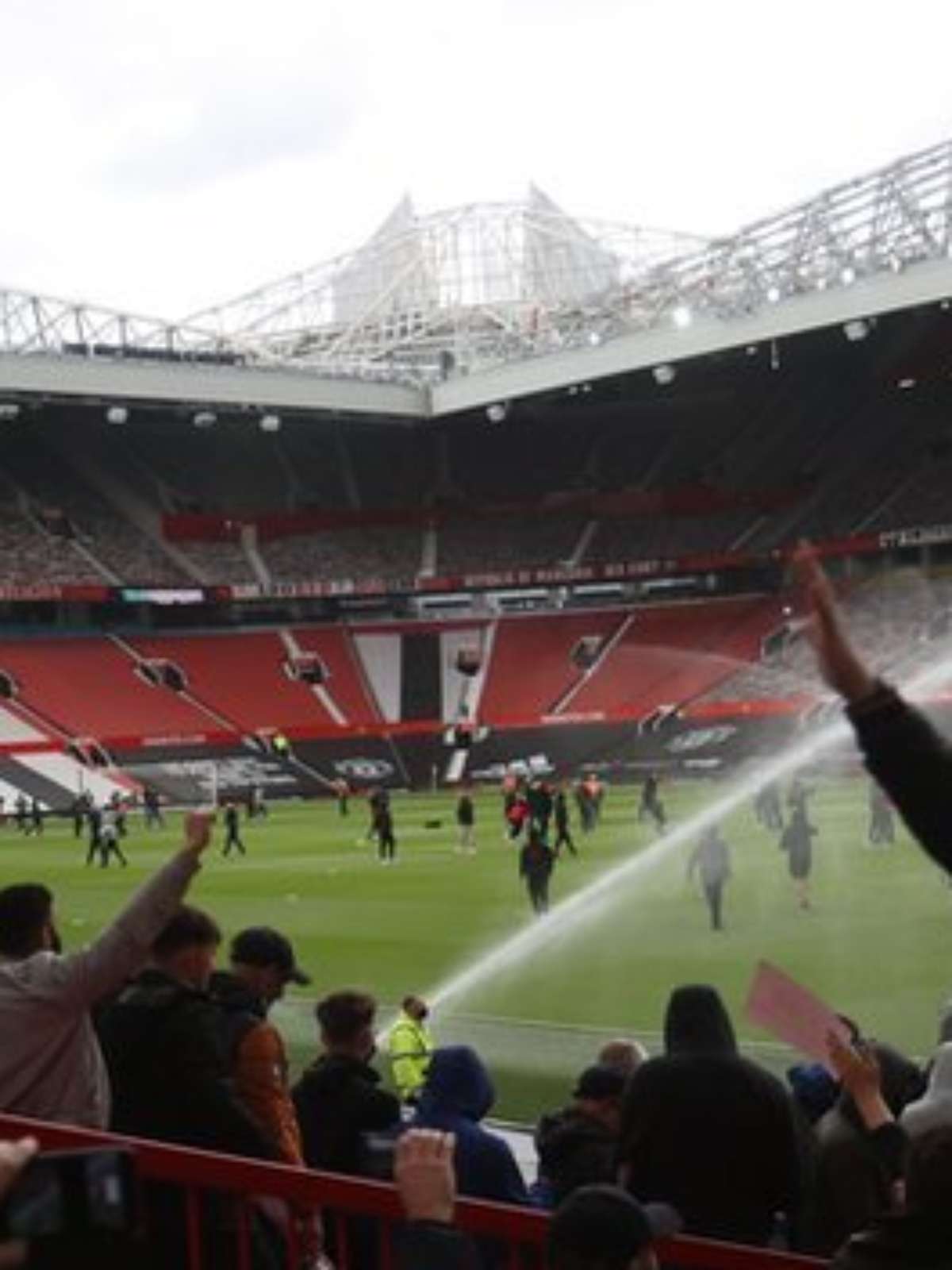 Jogo do Manchester United é adiado após torcedores entrarem no campo para  protestar contra donos do clube - BBC News Brasil