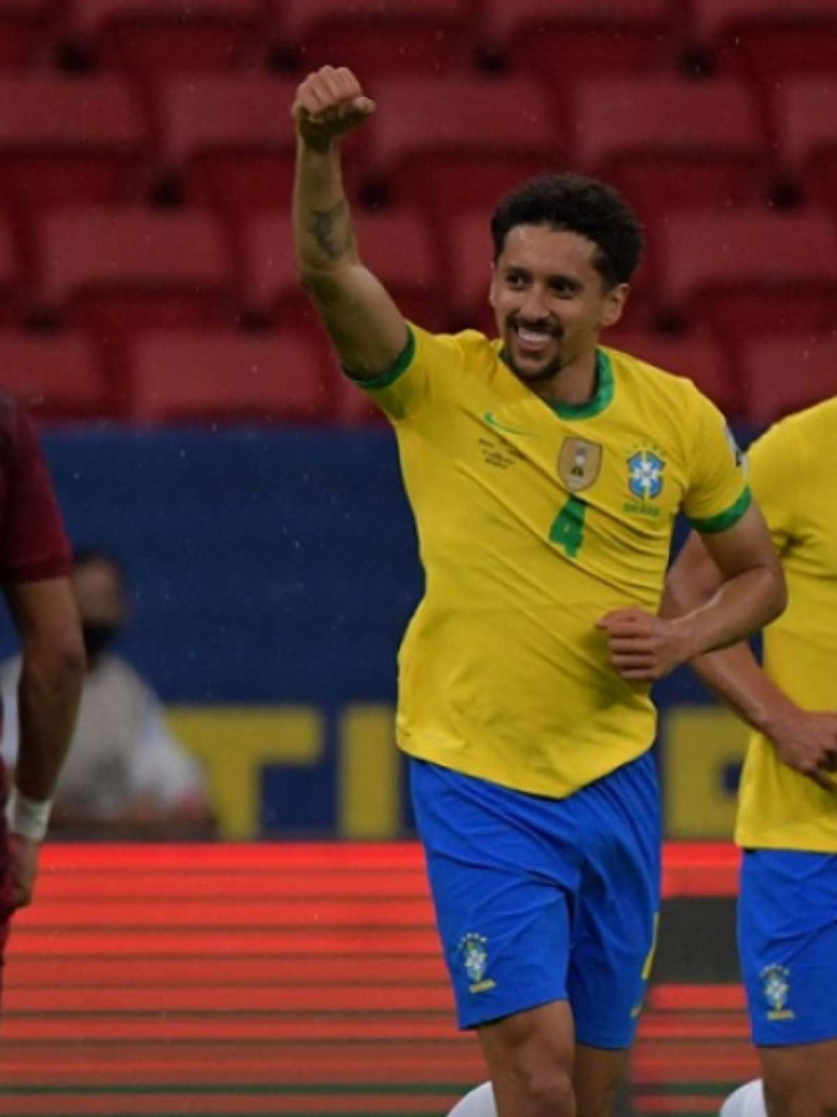 Vivendo momento artilheiro na seleção brasileira, Firmino vibra
