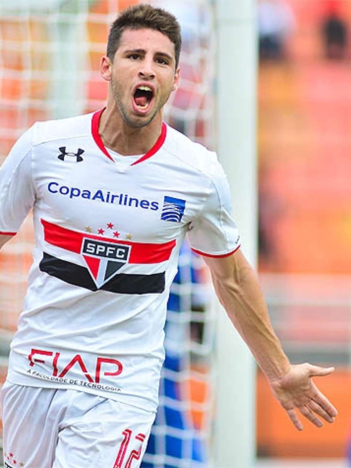 Em clima de festa no Morumbi, Calleri faz dois e São Paulo bate