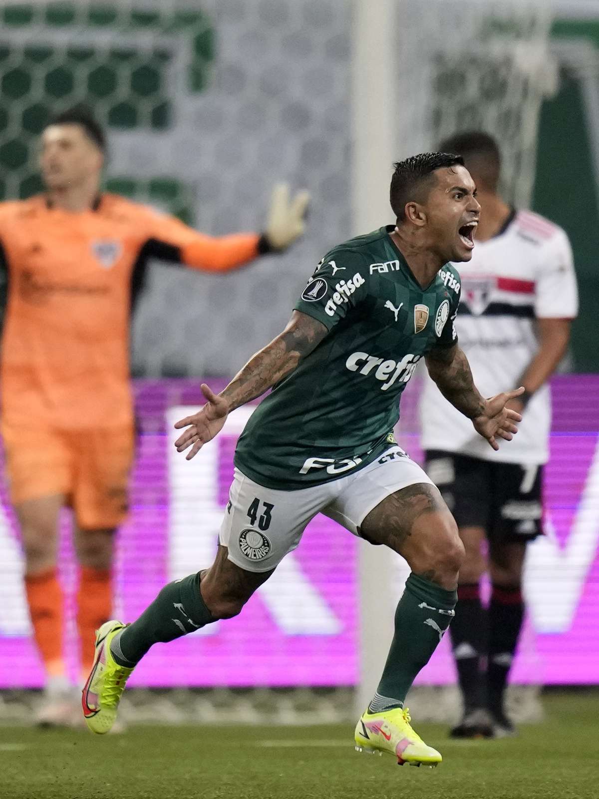 Corinthians atropela Palmeiras com 8 a 0 e vai à final do