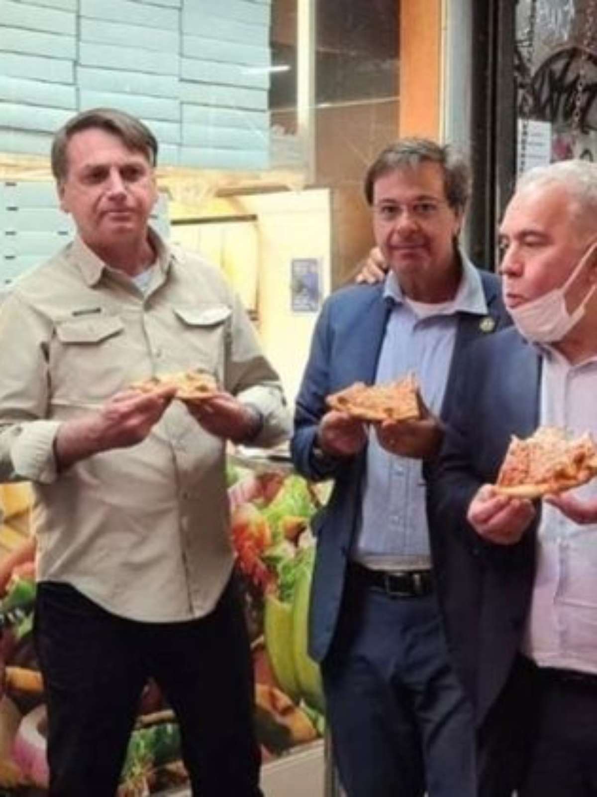 Proibido de entrar em restaurante, Bolsonaro come na rua