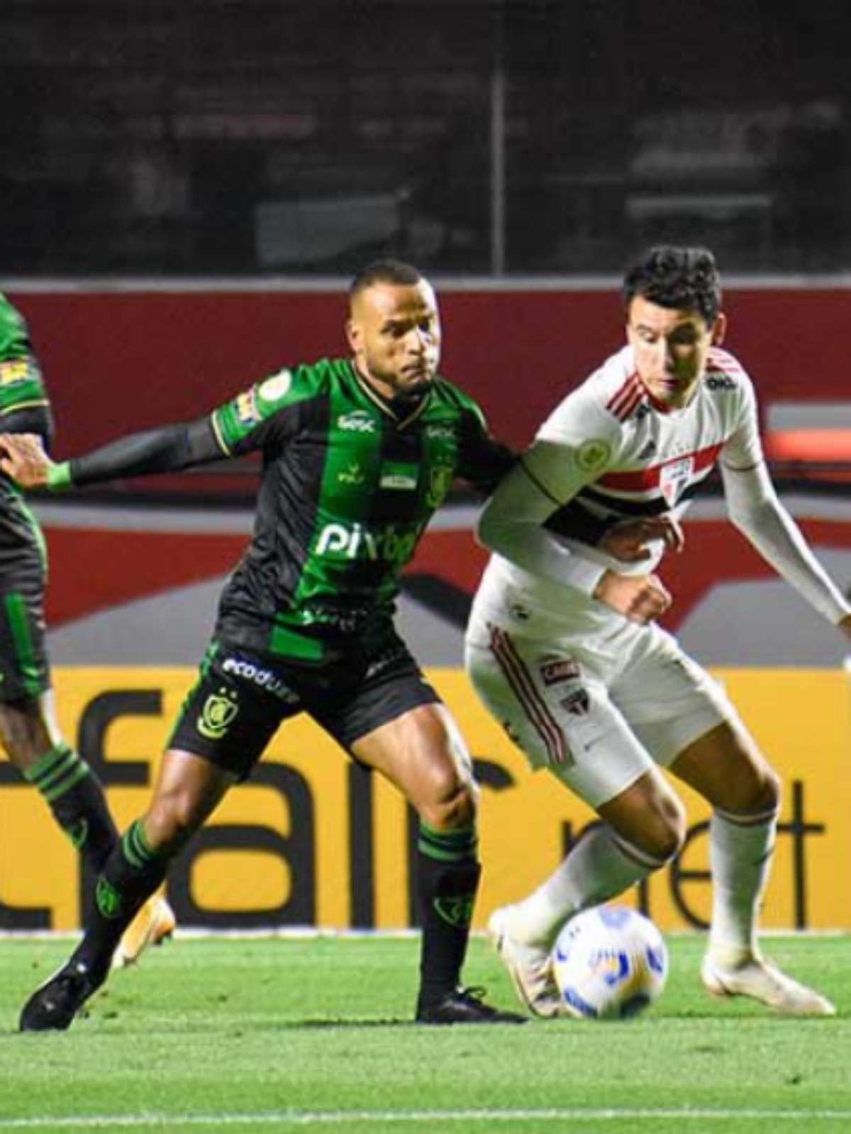 São Paulo volta a jogar mal e, com um a mais, perde para América-MG