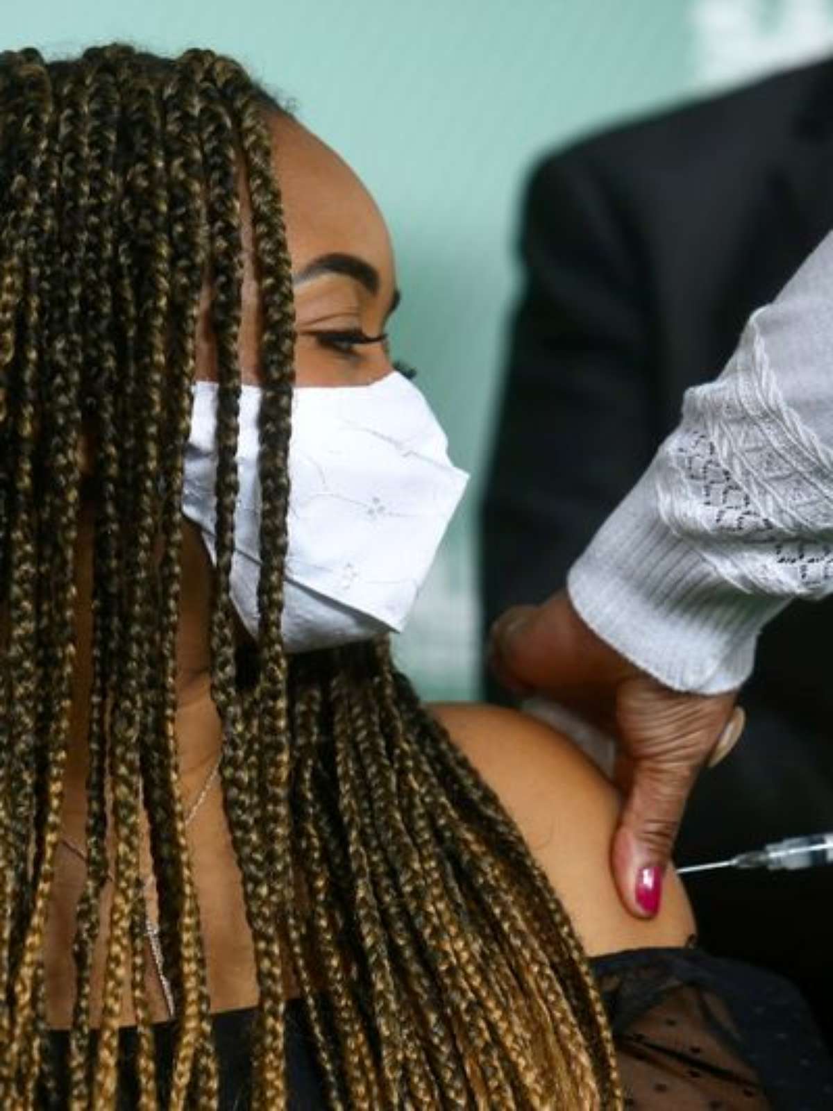 Ao tomar vacina, jovem homenageia mãe e 5 parentes mortos por covid