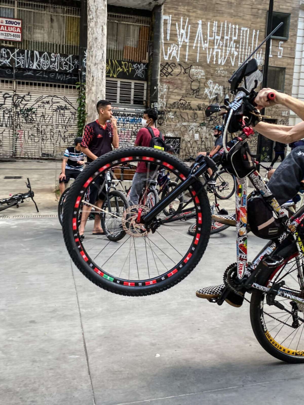 Manobras de bicicleta são 'febre' nas periferias