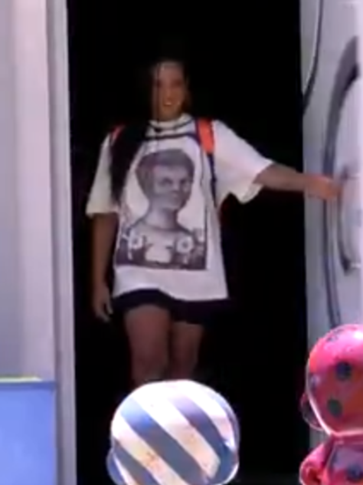 Linn da Quebrada entra no BBB22 com camiseta da obra Anastácia