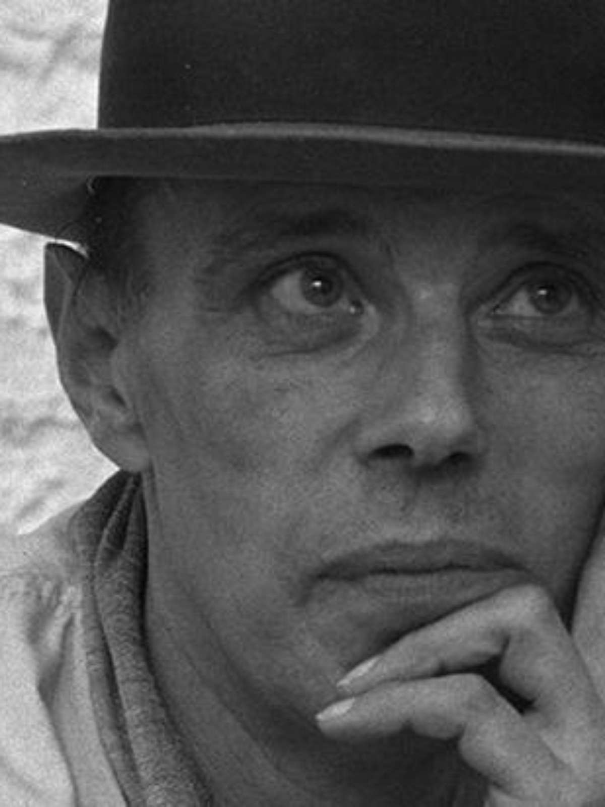 1986: Morria o artista alemão Joseph Beuys - Jornal Grande Bahia (JGB)