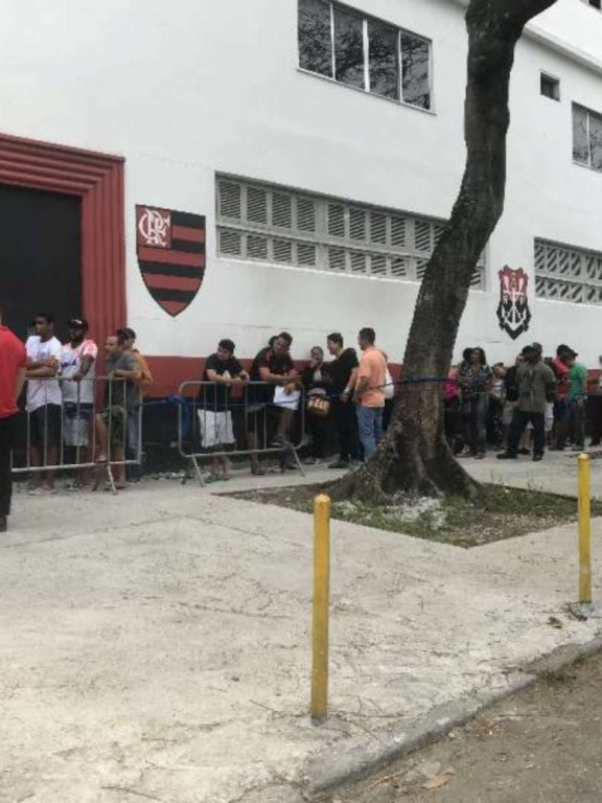 Botafogo x Vasco tem 30 mil ingressos vendidos; torcedores formam