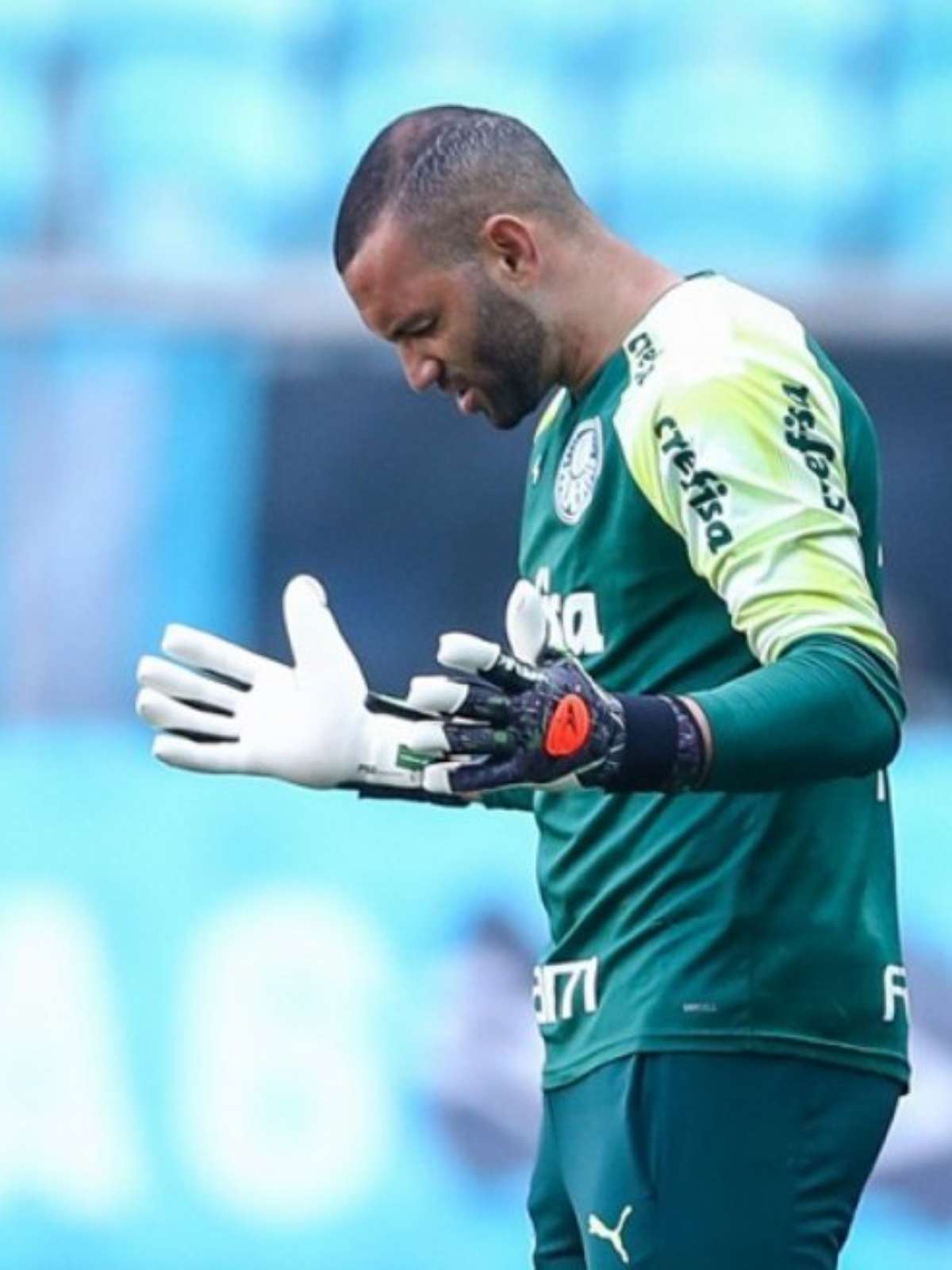 Fábio recebe Luva de Ouro de melhor goleiro da Copa do Brasil