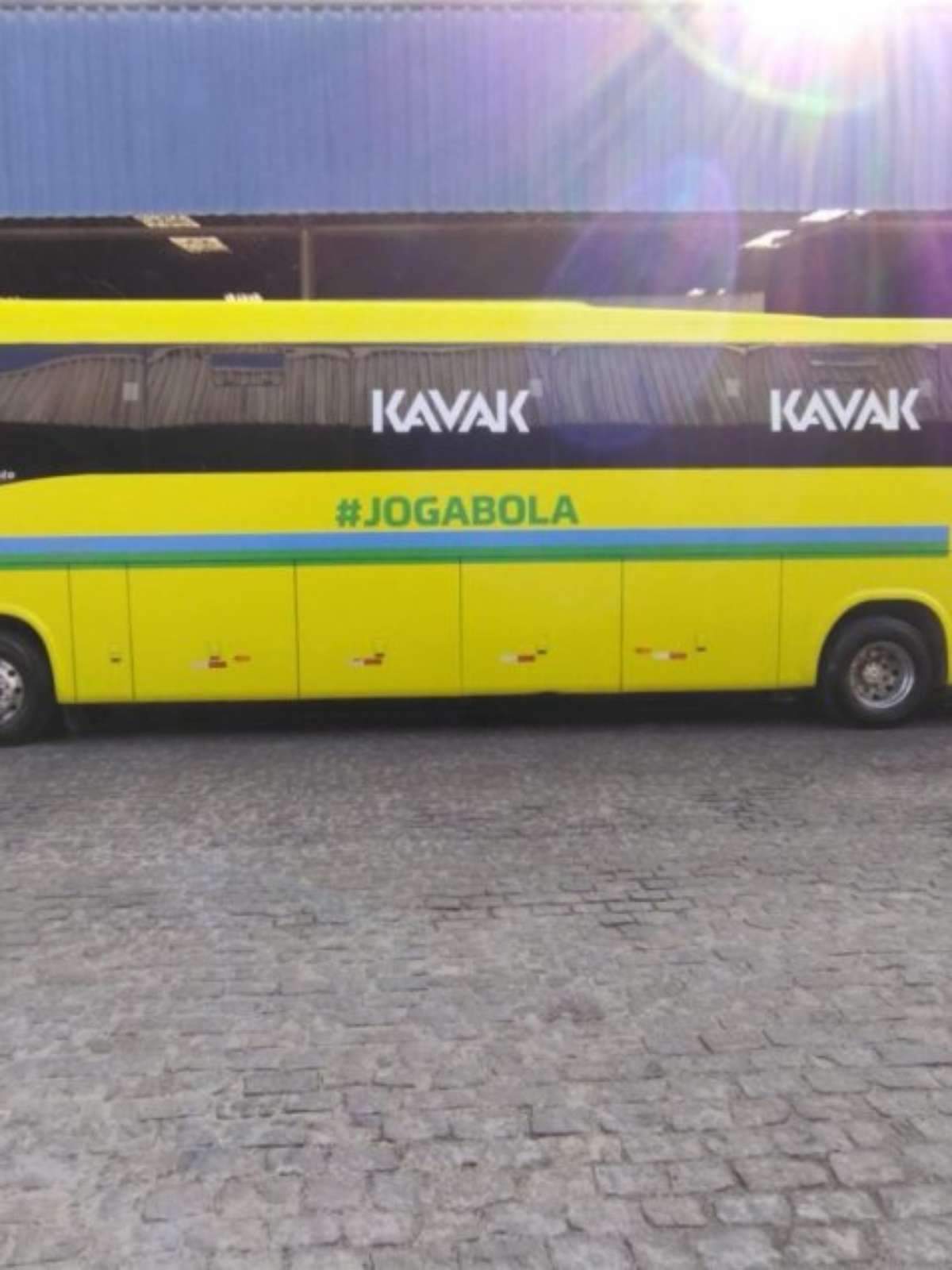 Seleção Brasileira apresenta novo design de ônibus antes do jogo com o Chile