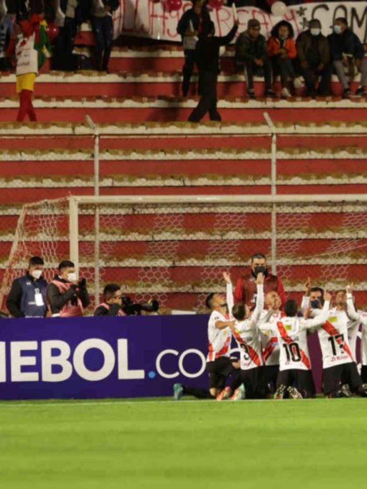 É hoje! Corinthians chega à Bolívia para primeiro jogo na