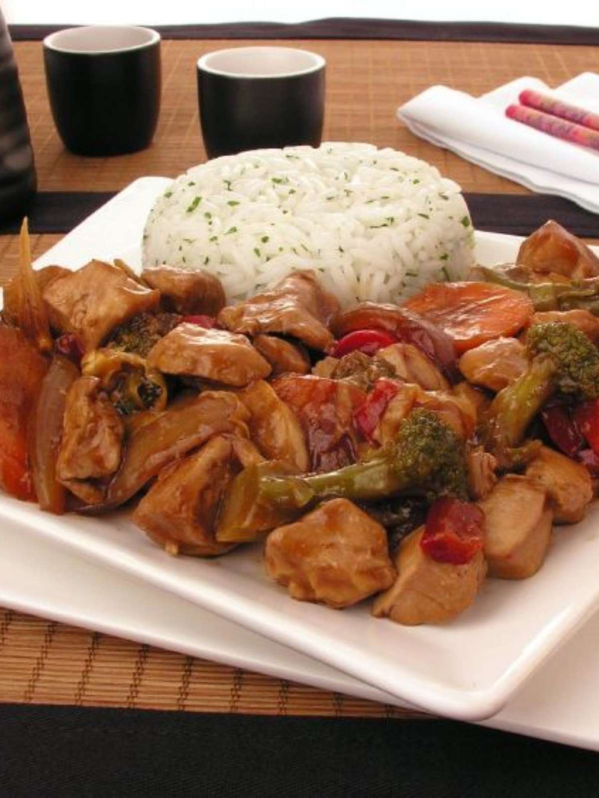 Frango xadre com arroz primavera! 💛🧡💚 Frango xadrez: • 2 cebolas •