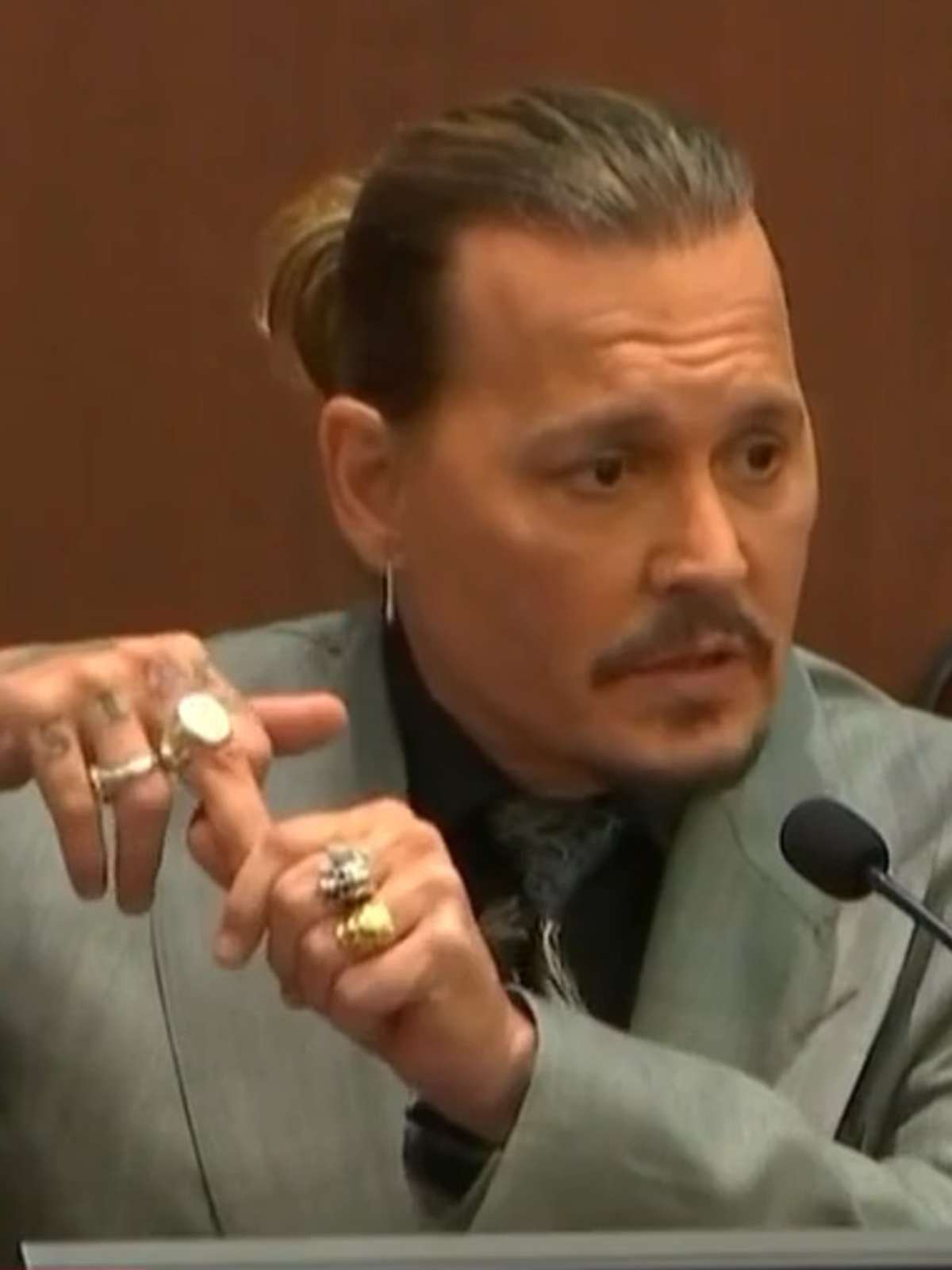 Johnny Depp conta como Amber Heard Cortou parte do seu dedo con uma ga