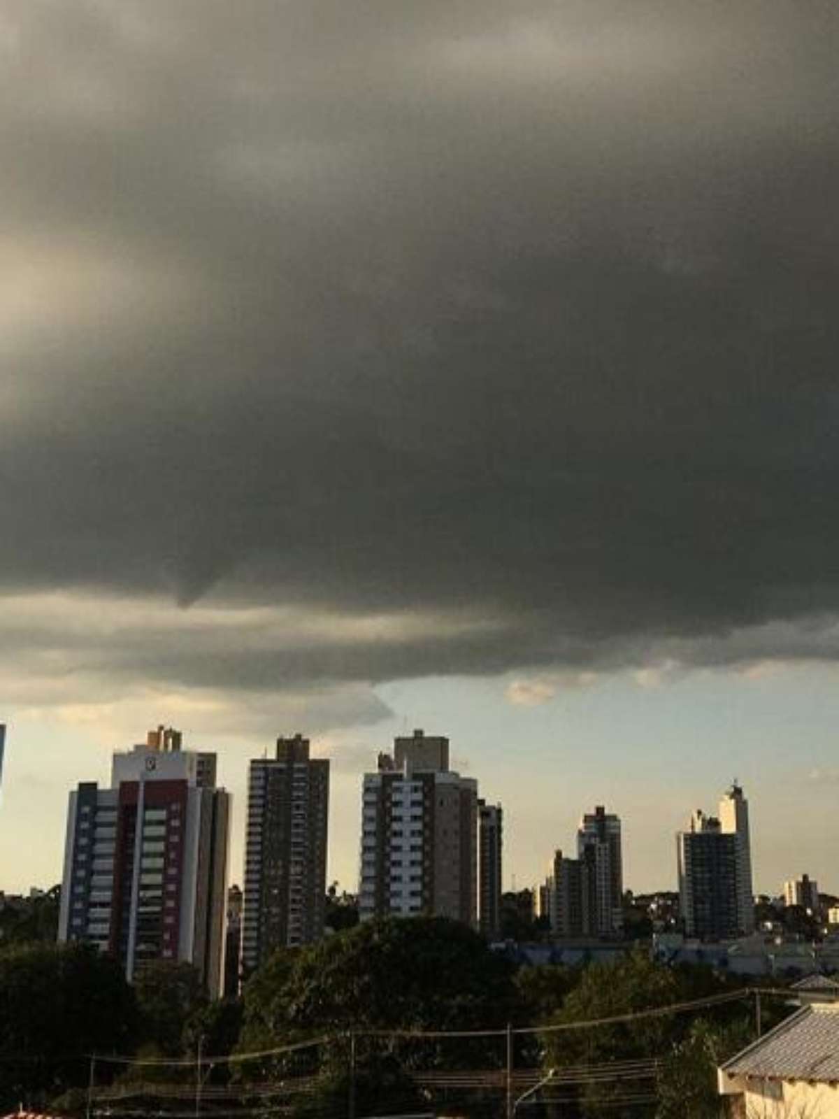 Quarta-feira amanhece fria, garoando e instituto alerta para chuva