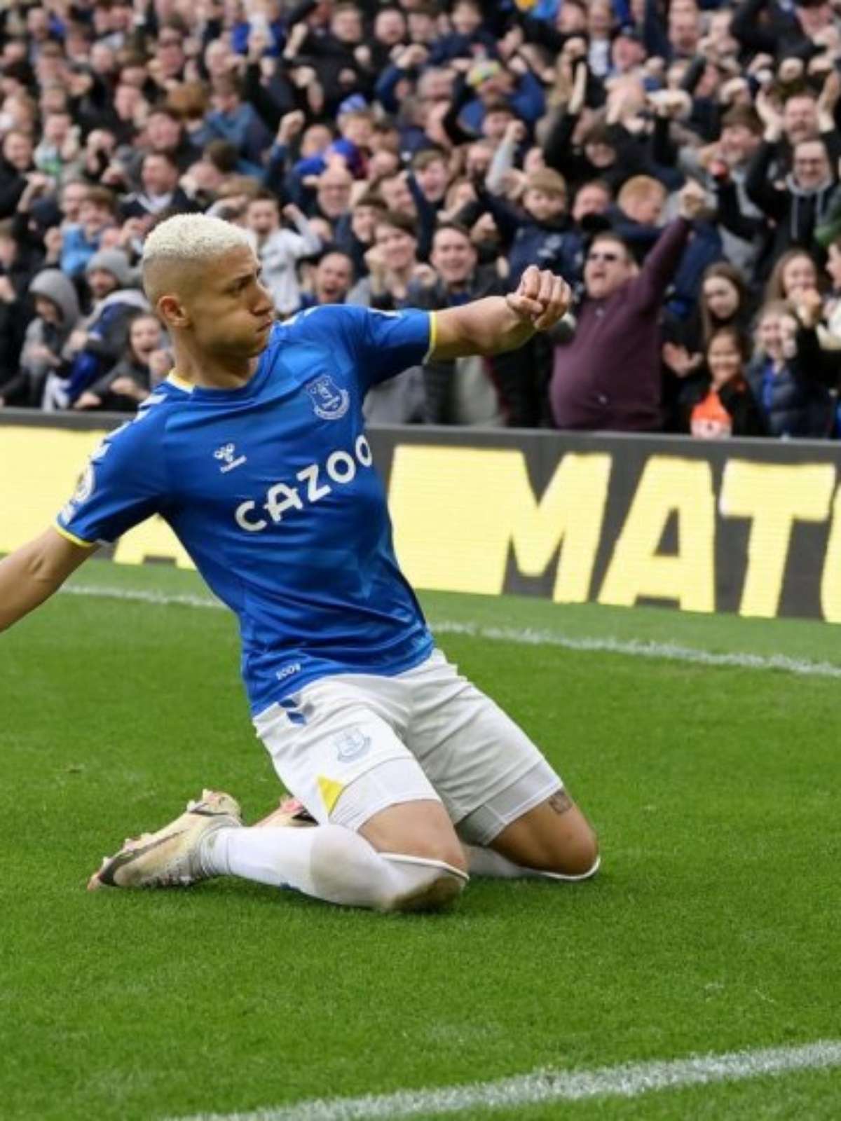 Richarlison se desculpa por expulsão no empate do Everton: Cometi