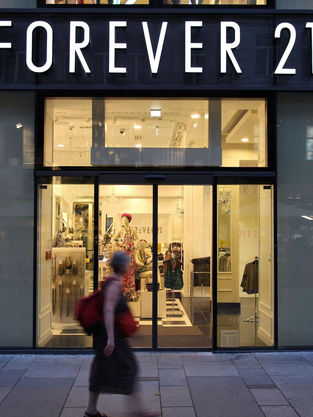 Forever 21 deve fechar suas 15 lojas no Brasil e realiza