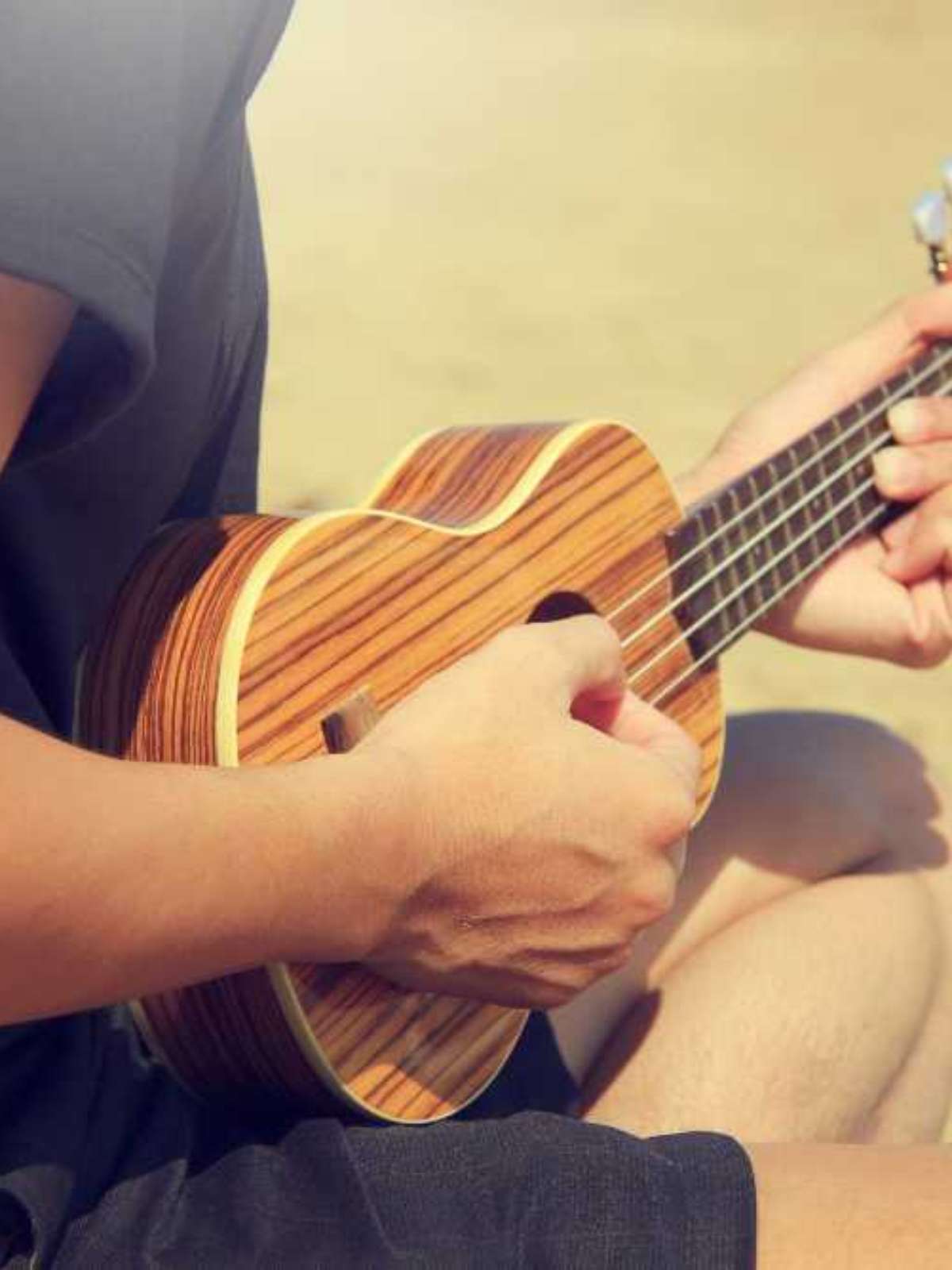 Homem Aprendendo Música Online Foto de Stock - Imagem de